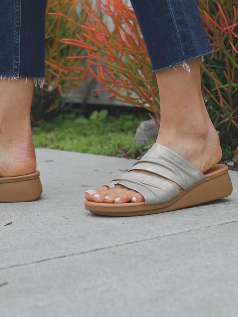 Baretraps Venus Wedge Sandals Champagne Toe Loop Women's - 7.5